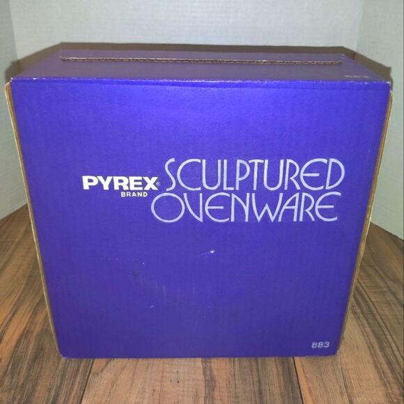 Pyrex Sculptured Ovenware 1 1/2 QT covered casserole w/tray 883 New Sealed. - Picture 6 of 7